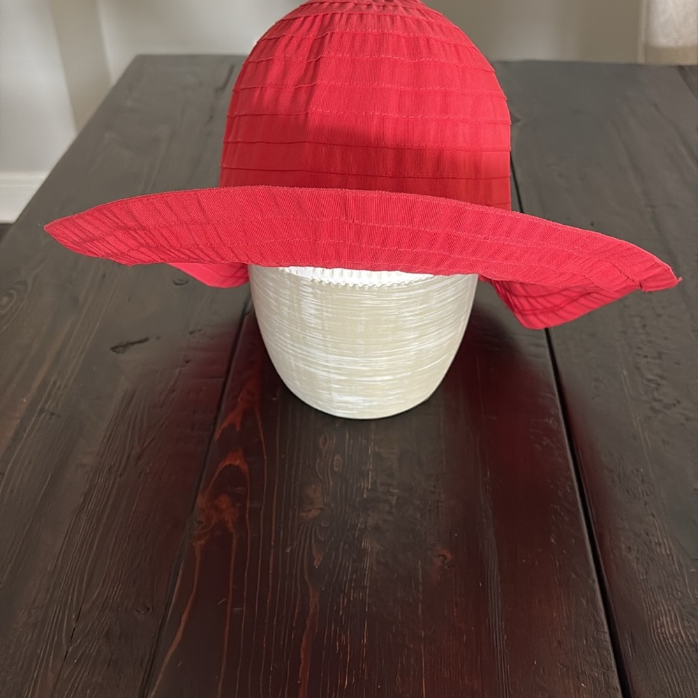 Red Sun hat - great condition - foldable and perfect for travel